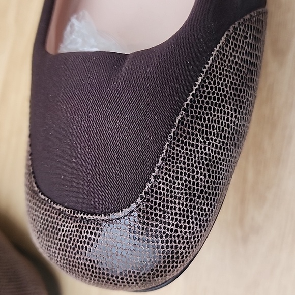 Taryn Rose 8M Flat Brown croc suede toe and heal and leather sole - Picture 6 of 9